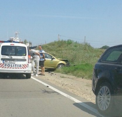 Un taximetru a ajuns în şanţ din pricina unui şofer care nu s-a asigurat